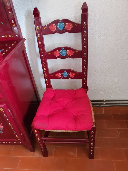 Extendable table and 6 chairs, hand-painted. Original from Estremoz.64584348582146121