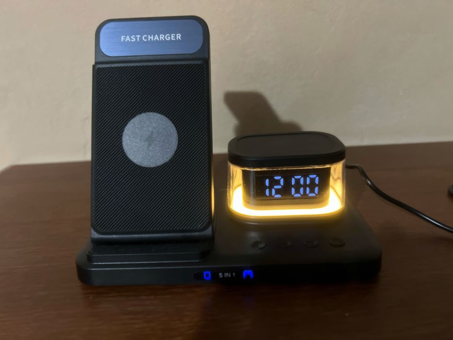 Це бездротовий зарядний пристрій H33 5-в-1 15 Вт (IP Version).