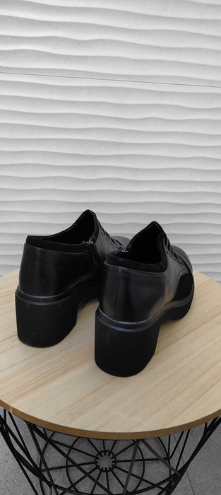 Sapato preto com sola alta