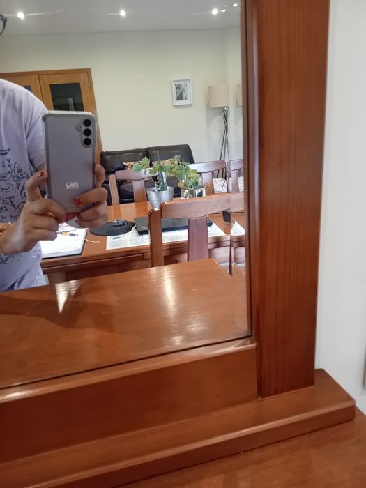 Espelho com moldura em madeira