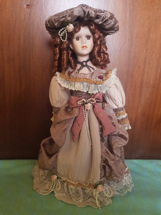Boneca  de porcelana 41 cm de coleção