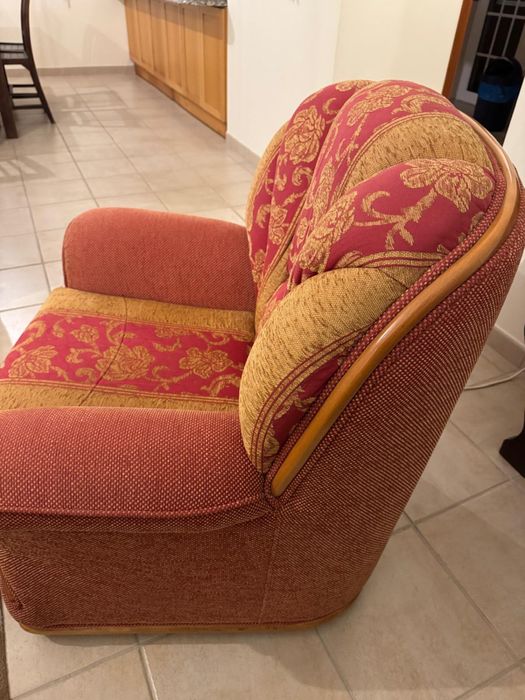 Poltrona em tecido com paineis de madeira. Estrutura perfeita