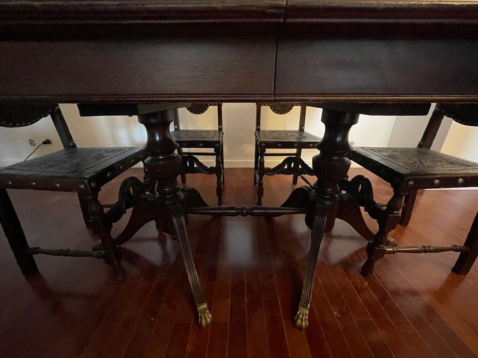 Mesa de madeira com pés trabalhados e tábuas de aumento