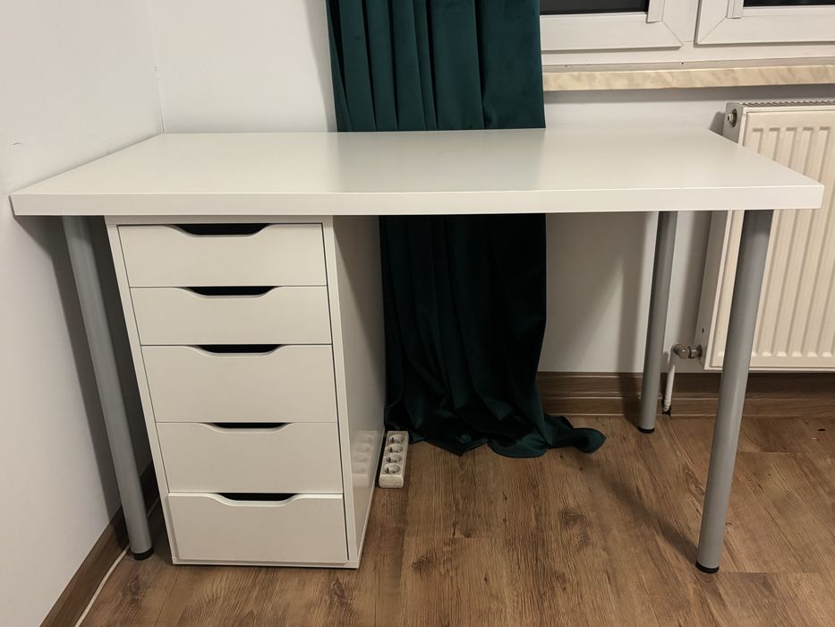 Białe biurko z szufladami z Ikea