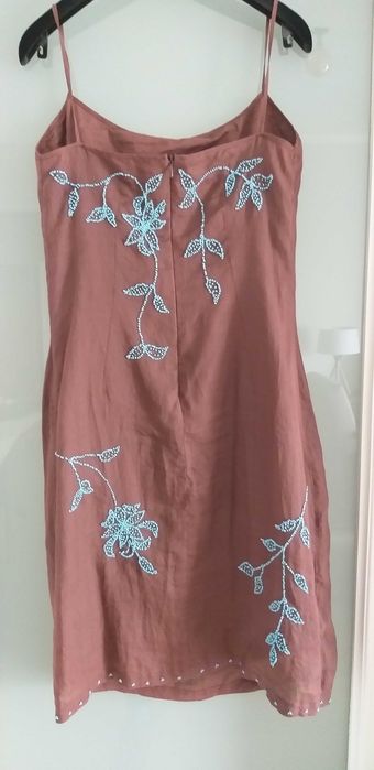 Vestido de alças com missangas
