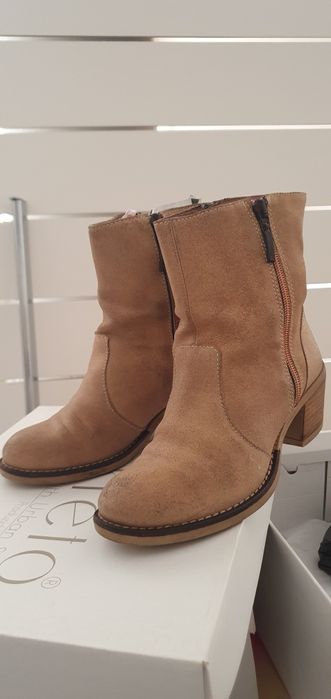 Botas em pele beje