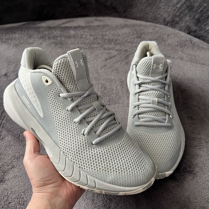 Чоловічі кросівки Under Armour HOVR. P. 40,5.