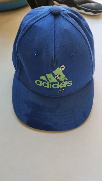 Кепка Адидас ОРИГ!(пятно это просто вода не успевшая высохнуть )