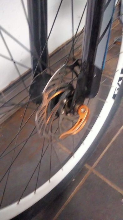 Vendo bike boa para estrada , de terra e bike de grau