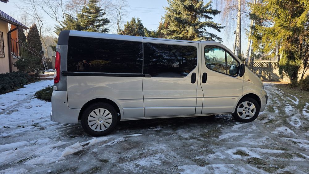 Opel Vivaro 9os L2H1 long lift 2011r KLIMA TYŁ tempomat 115km trafic