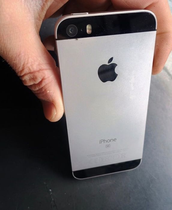 Продам мобільний телефон IPhone SE
