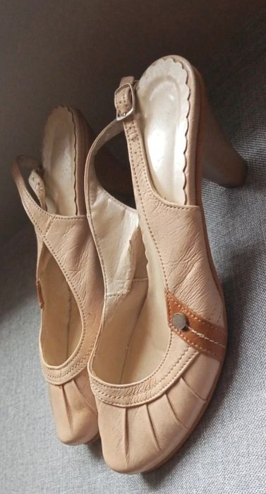 Beżowe buty na małym obcasie