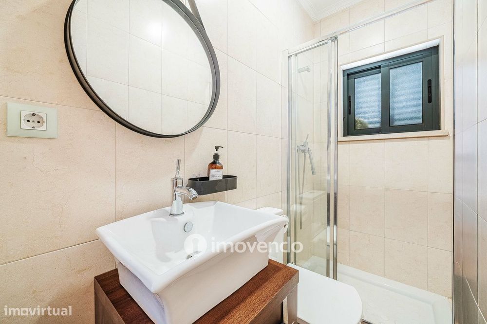 Moradia T3+1 de design moderno, com jardim, na Quinta do Anjo