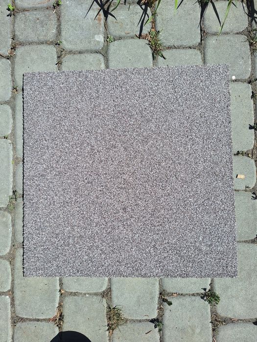 NOWA wykładzina ,  w kwadratach 50x50 beż/marmurkowy. Bardzo solidna.