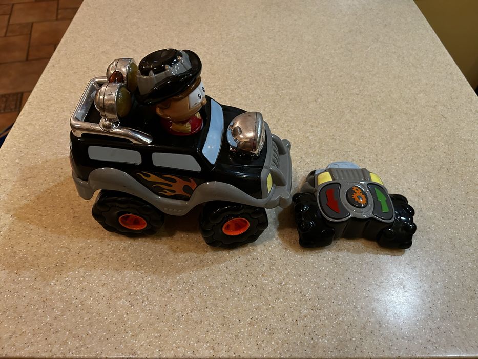 Машина на дистанционном управлении, б/у с музыкой и подсветкойу.