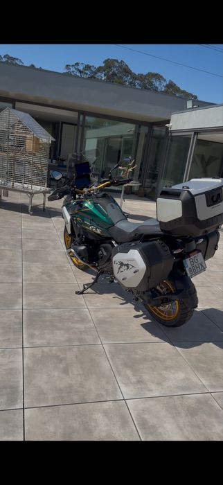 Bmw 1300 com tudo em termos de extras com revisao feita na mototrofa no mes passado e ja tem a revisao para o ano paga