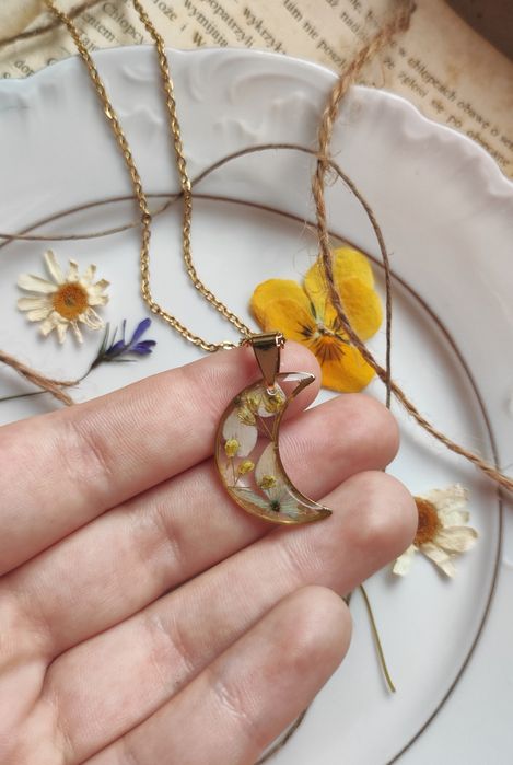 Wisiorek księżyc żywica z hortensją