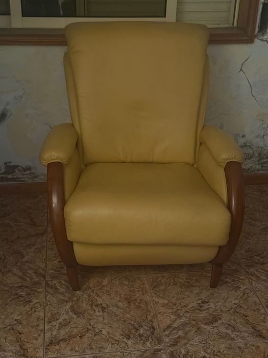 Conjunto de Sala Clássico – Sofá 2 Lugares + Poltrona + Pufe