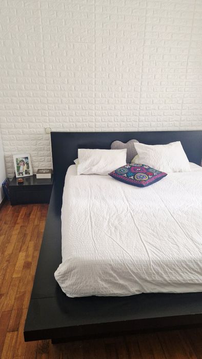 Quarto completo elegante com colchão