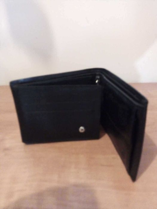 Czarny portfel męski
