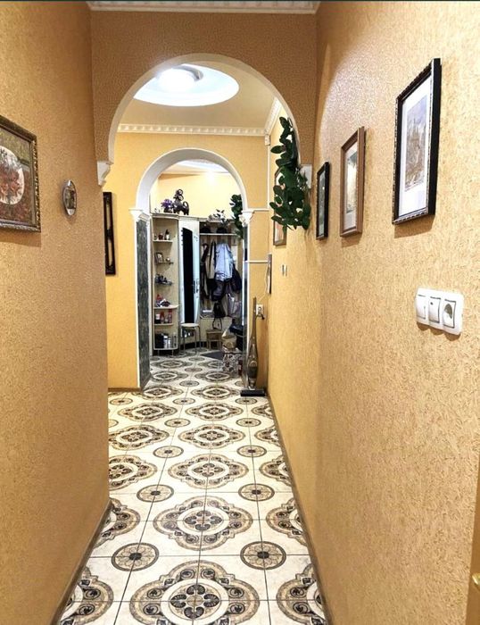 Продам 4-к.квартиру в центрі, капітальний ремонт, сталінка