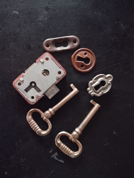 Замки/ручки/ключі/шпінгалети/гачки/ланцюг до дверей