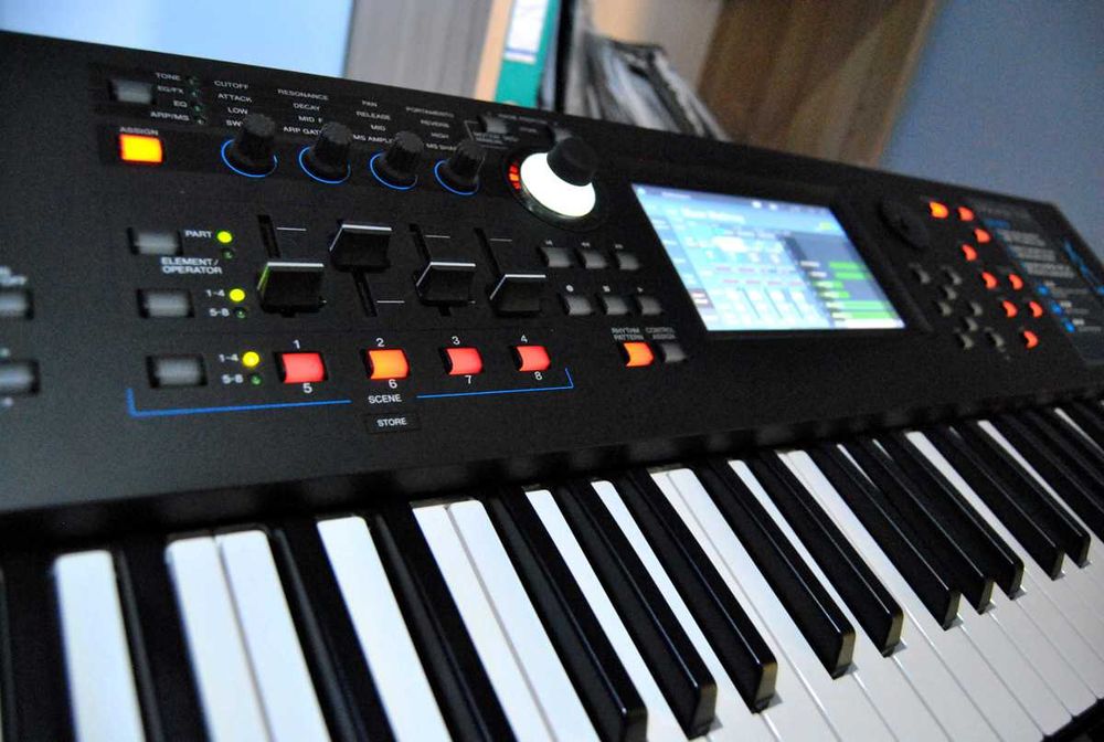 Syntezator Yamaha MODX 6. Do tego brzmienia i futerał.