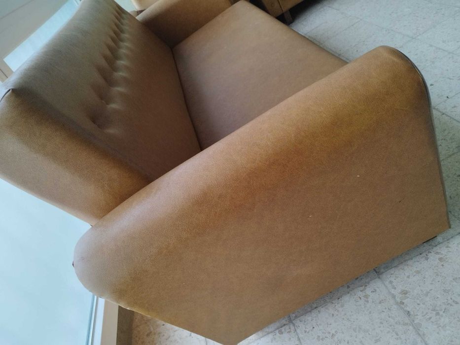 Sofá-cama 3 lugares estilo vintage / mid century em napa caramelo