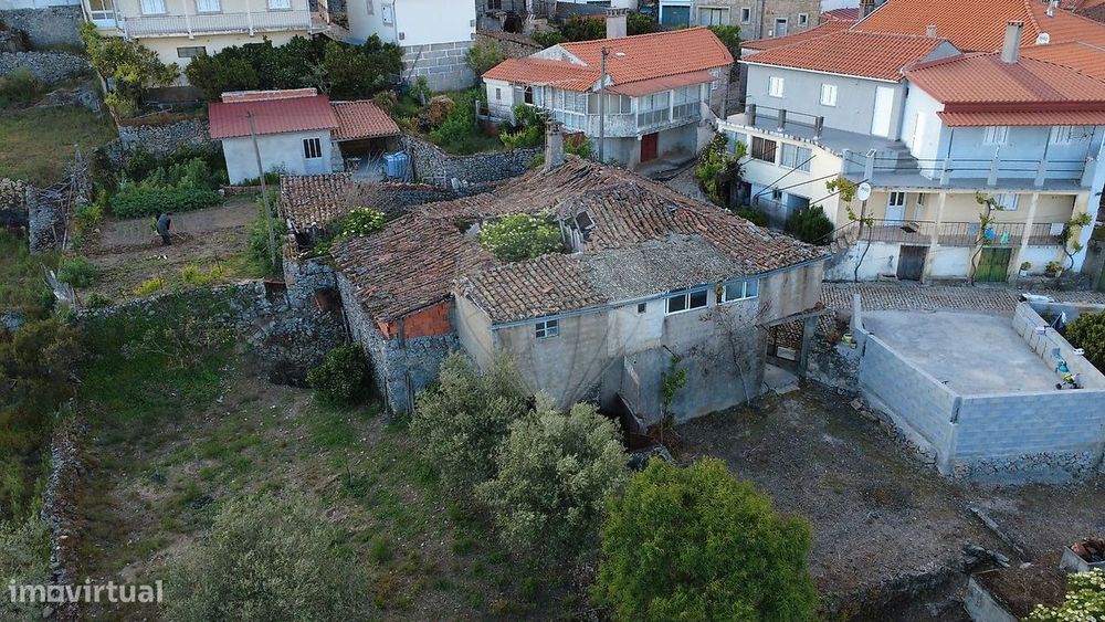 Moradia T3 para restauro em Mourão, Vila Flor!
