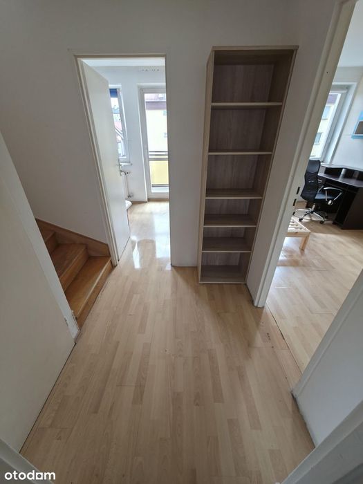 5 lub 6 pokoi, 2 łazienki z WC, 2 poziomy, balkon, schowek, garaż