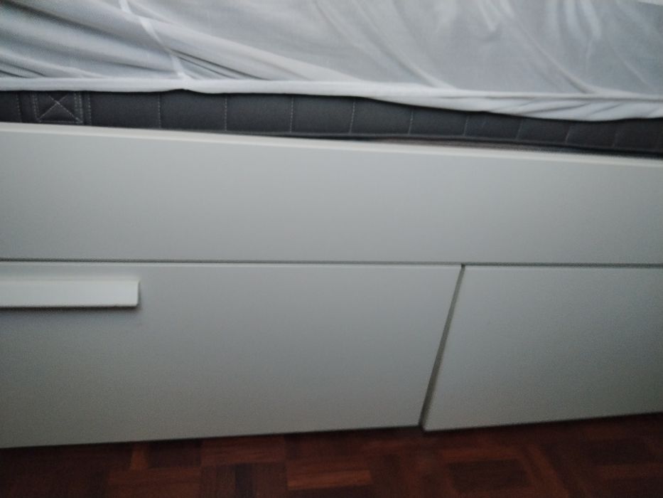 Cama e mesas de cabeceira ikea
