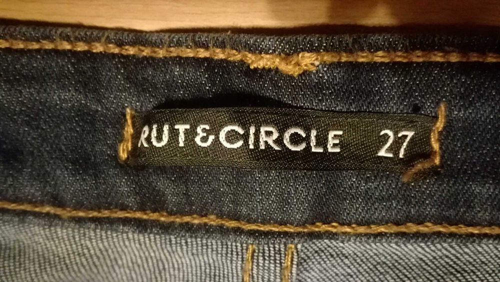 Damskie spodnie jeansowe rurki RUT&CIRCLE r.S nowe stan idealny