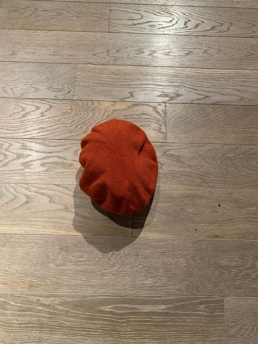 Czerwony beret wojskowy