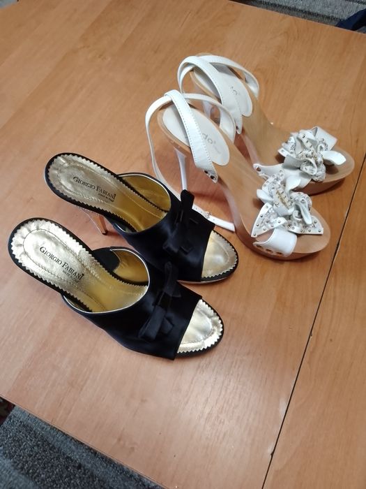 Босоніжки жіночі на підборах.