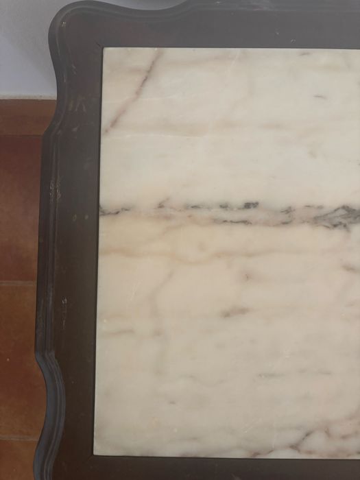 Mesa de centro com tampo em mármore