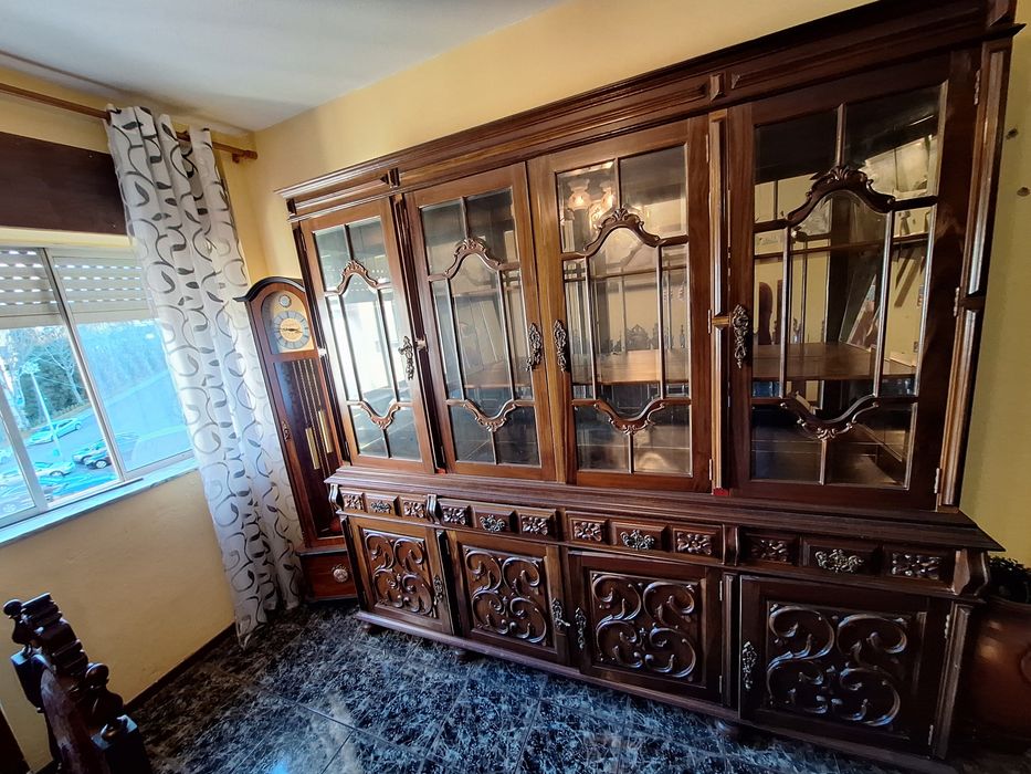 Cristaleira e móvel de sala