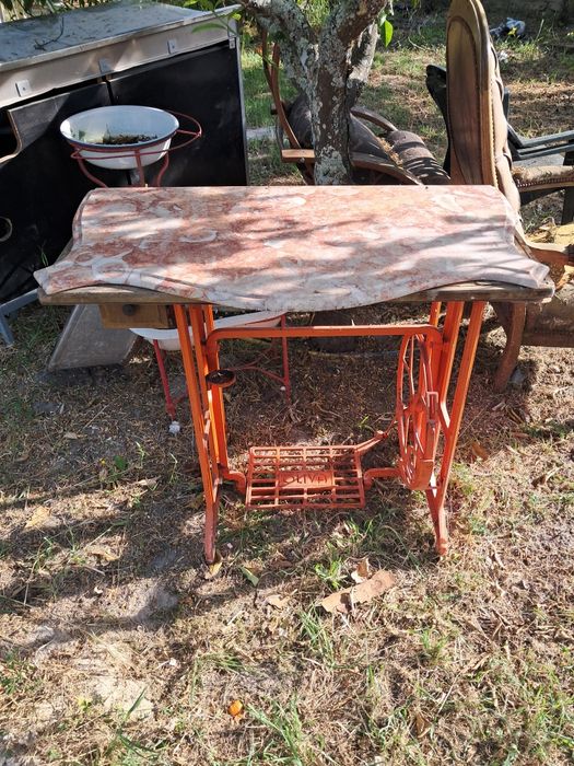Mesa com pes de maquina e tampo em ferro