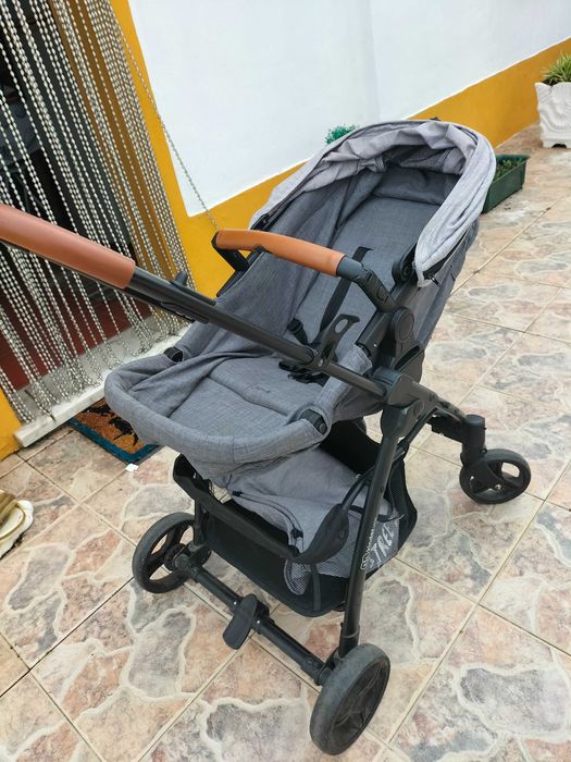 Carrinho praticamente novo, o ovinho está novo só foi usado durante uns meses. (Vendo por 130€ Valor Negociável).  Ofereço o tapate de actividades .