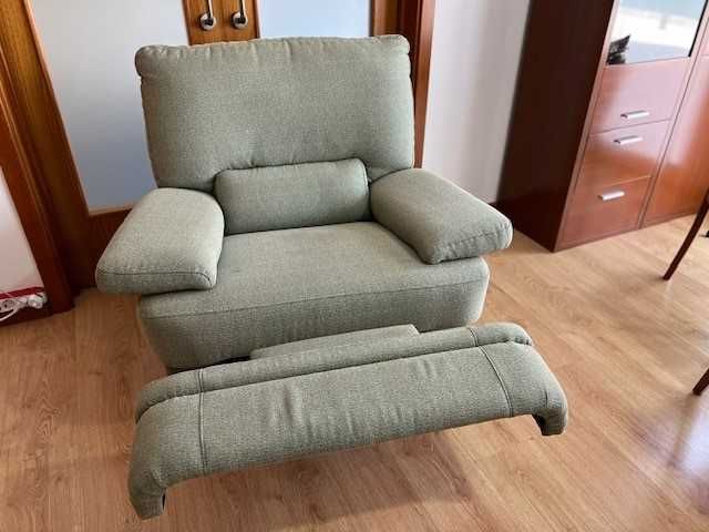 Sofá individual com apoio de pés