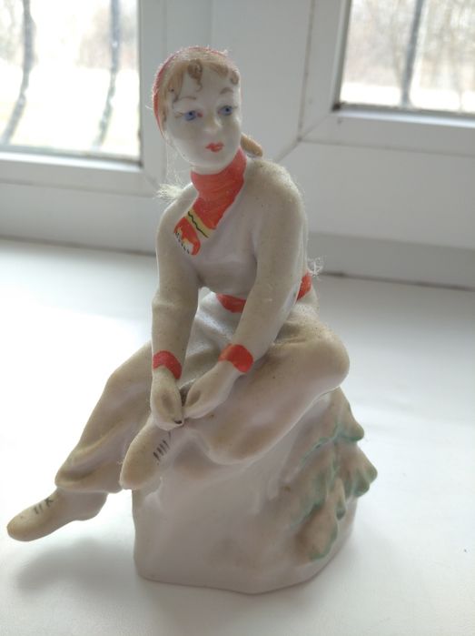 Статуэтка дівчинка на катку