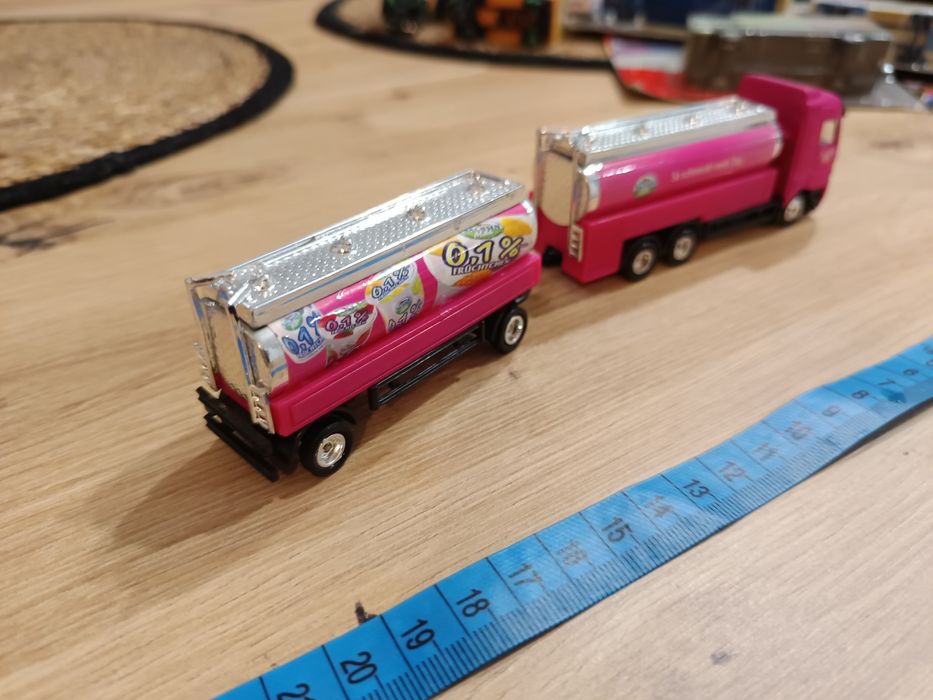 Model samochodu ciężarowego Mercedes z przyczepą skala modelarska 1:87