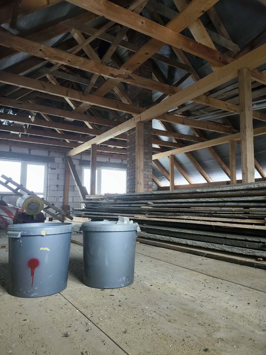 Перспективний двоповерховий будинок у затишному селі!