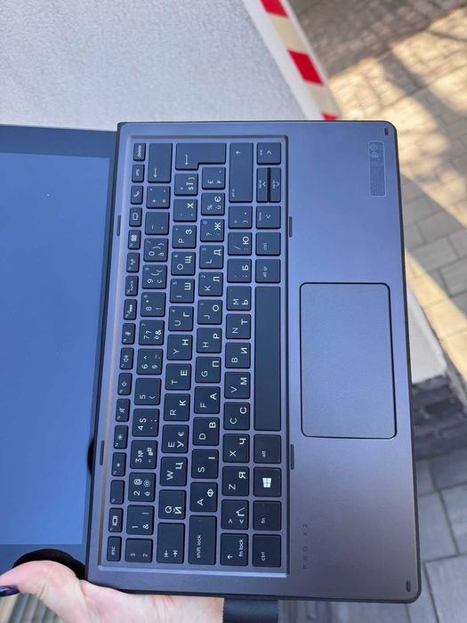 Легкий сенсорний ноутбук-планшет HP Pro x2 612 G2