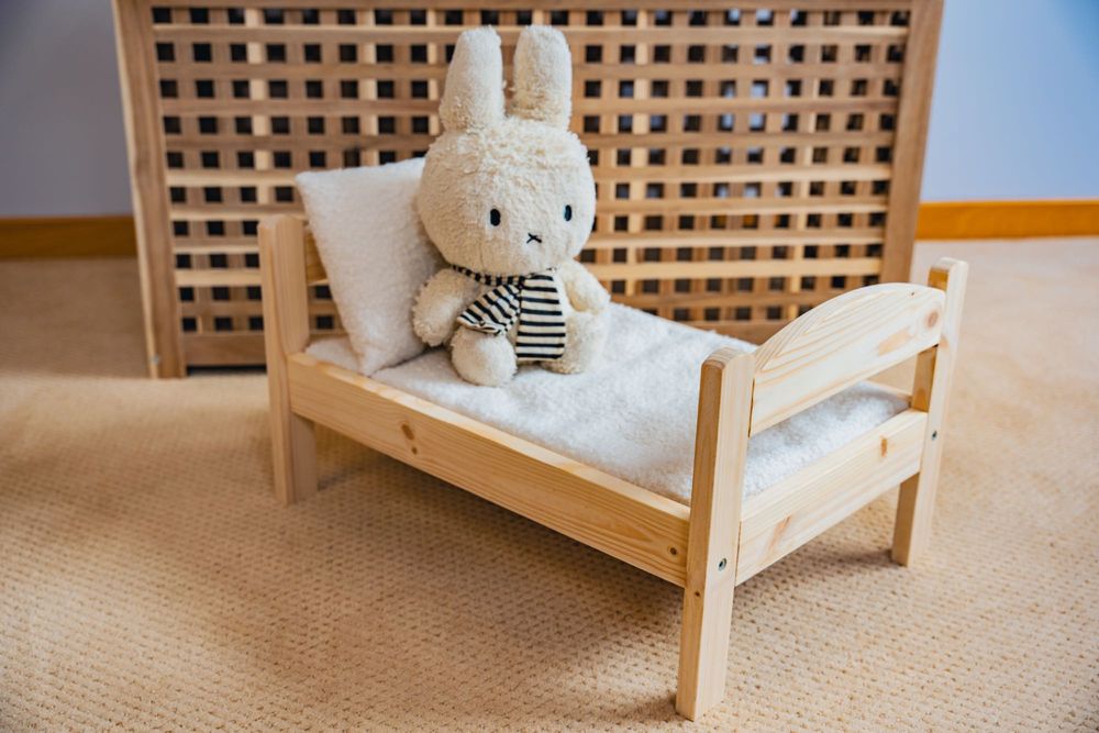 Cama de madeira para bonecas ou animais / Wooden bed for pets or dolls