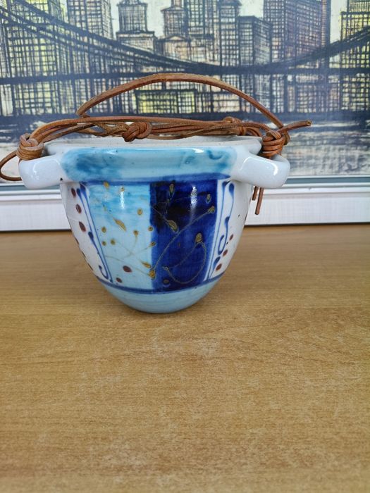 Ceramiczna doniczka wisząca – ręcznie zdobiona
