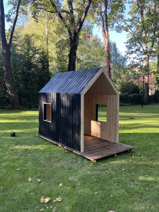 Skandynawski drewniany domek dziecięcy z tarasem