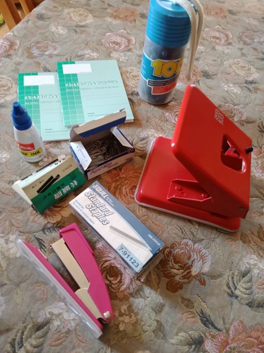 Dziurkacz biurowy+ inne dodatki biurowe