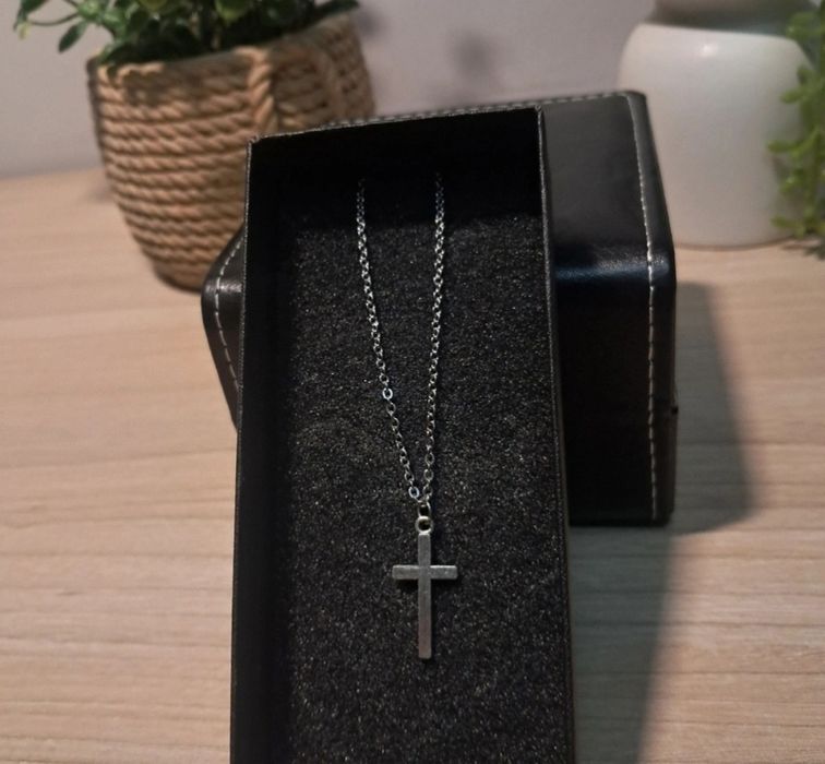 Łańcuszek z krzyżem naszyjnik