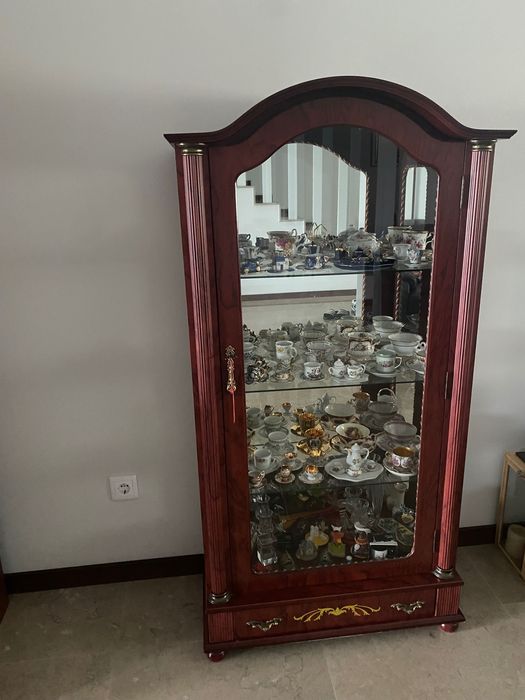 Estante com 3 prateleiras em vidro e uma gaveta