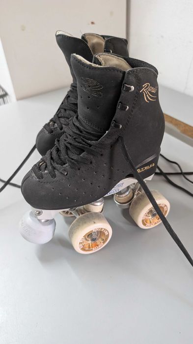 Patins tamanho 200.